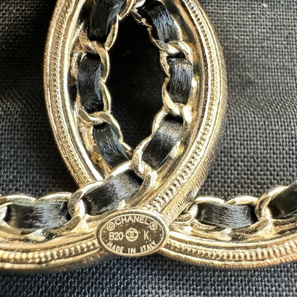 CHANEL 20K CLASSIC GOLD TONE LARGE BIG CC LOGO PEARL CHAIN CRYSTALS BROOCH PIN - Picture 11 of 11